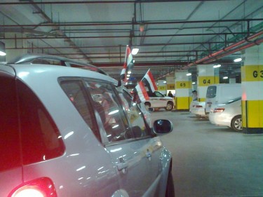 http://twitpic.com/3yop4m سيارة فى الدوحة، اعاصمة القطرية، تلوح باعلام مصر للاحتفال.