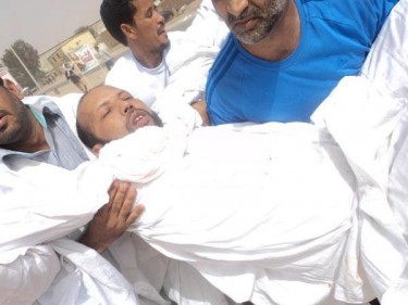 El diputado líder del partido de Tawassoul, desmayado. Imagen de Las otras noticias en Facebook, utilizada con permiso.