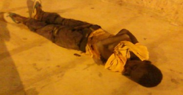 صورة لأحد الأطفال وهو نائم في الشارع نشرتها مدونة الكاشف 