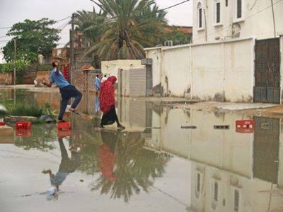 مواطنون يحاولون قطع أحد الشوارع (تصوير عبد الرحمن ودادي )