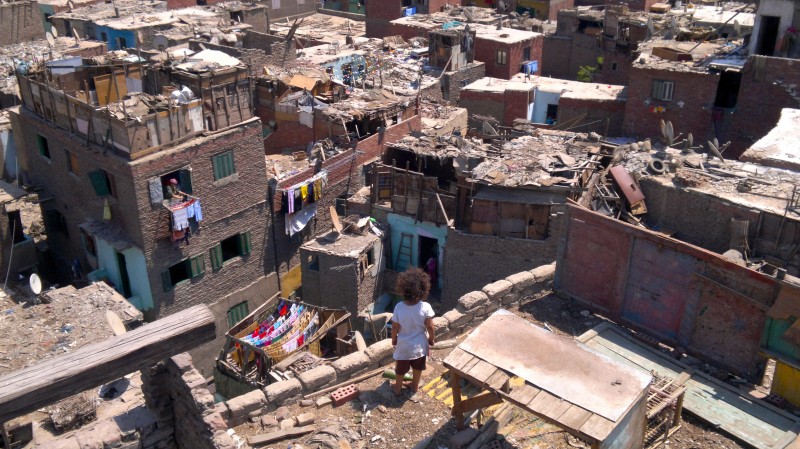 عزبة أبو قرن، إحدى المجتمعات غير المخططة في القاهرة. تصوير منال الشحات. منشورة تحت رخصة المشاع الإبداعي.