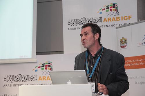 متحدث في المنتدى العربي لحوكمة الإنترنت، الذي انعقد في الجزائر. تصوير ICANN مستخدمة تحت رخصة المشاع الإبداعي النسبة الثانية.