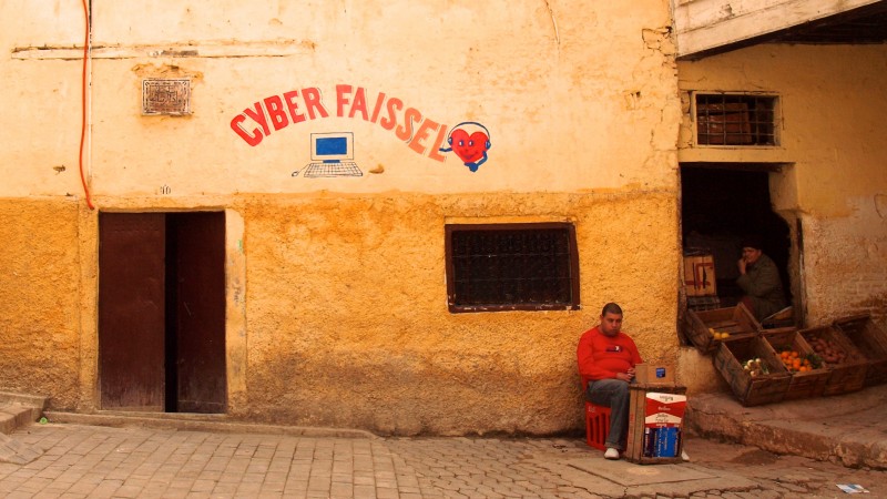 مقهى إنترنت في مدينة فاس، المغرب. تصوير توررينجرا على فليكر، مستخدمة تحت المشاع الإبداعي النسبة الثانية.